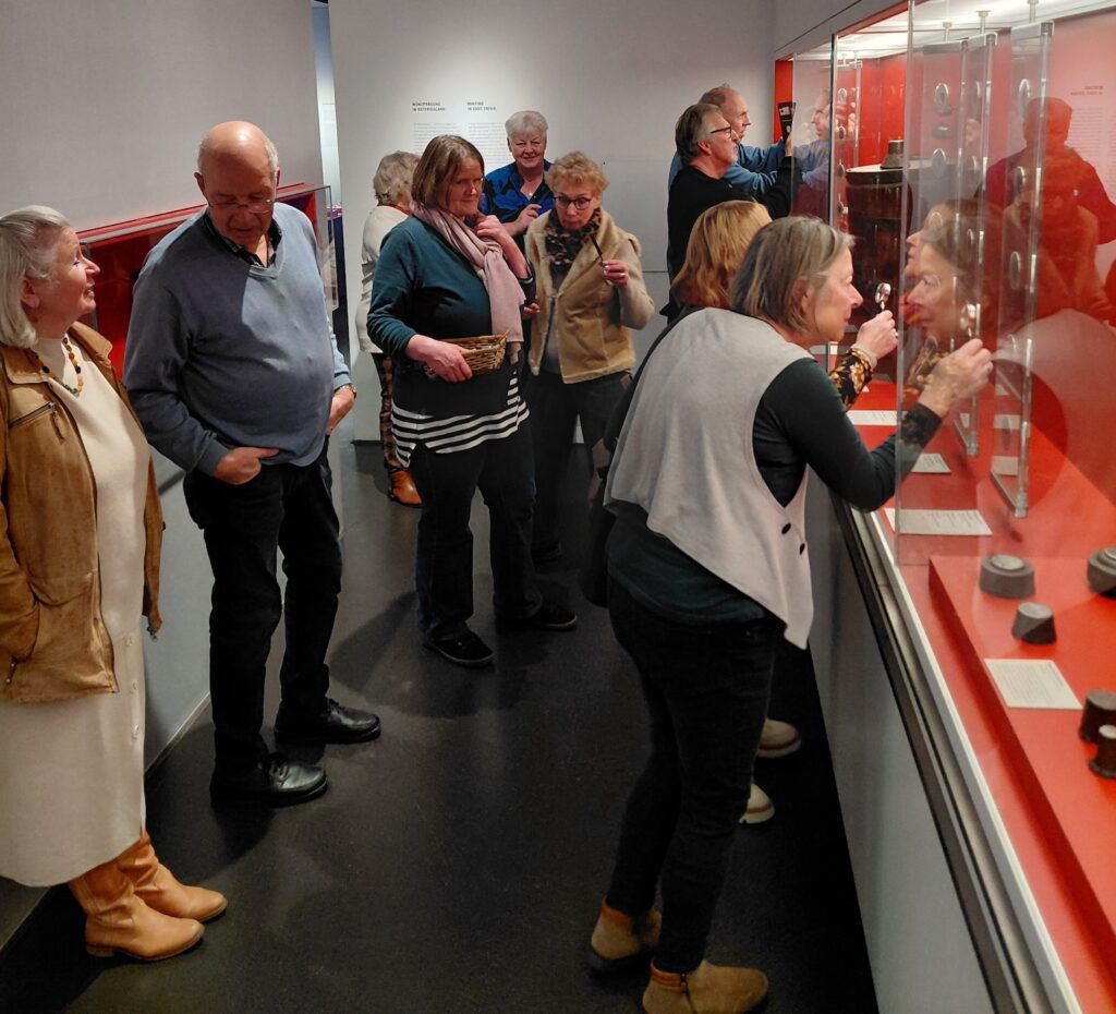 Mit Lupen lassen sich die Münzen im Landesmuseum gut betrachten.