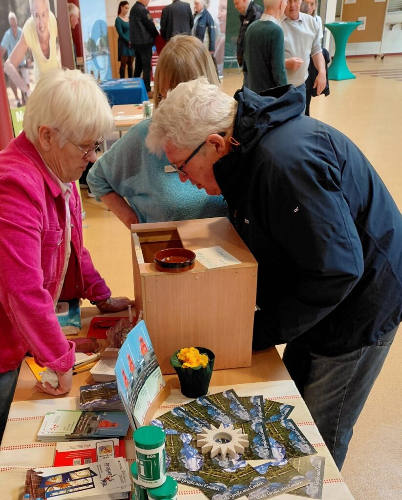Wenn man bei etwas Alltäglichem nur spiegelverkehrt sieht, was man tut, ist das garnicht so einfach.